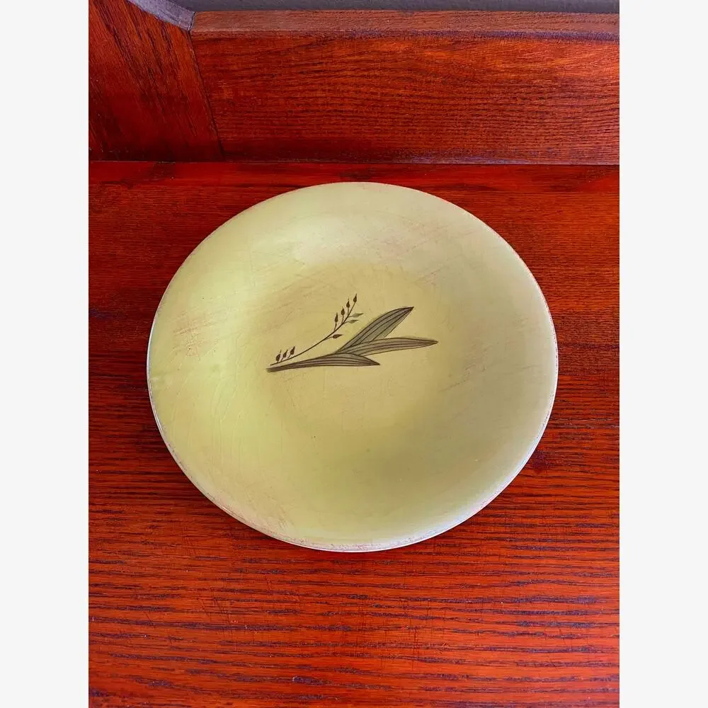 Sur La Table Set of 2 Green Salad Plates Leaf Design 8.75